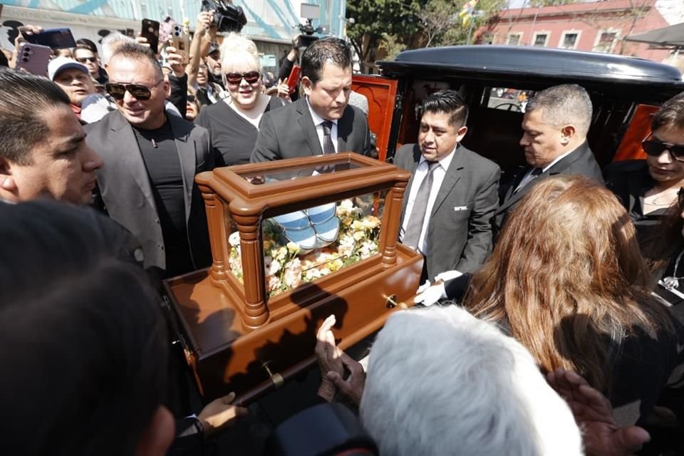 Entre vitoreo y aplausos honran a Paquita la del Barrio en el restaurante Casa Paquita, previo a misa en el establecimiento.