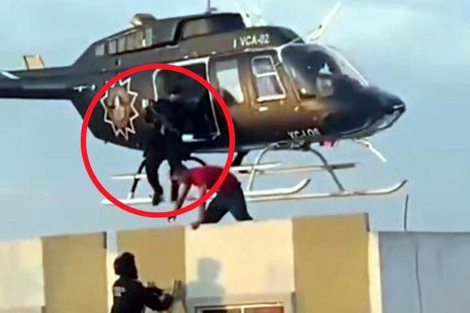 Fuerza Civil admite castigo a policía por arriesgar su seguridad al bajar de helicóptero al techo de una casa para someter a un ladrón .