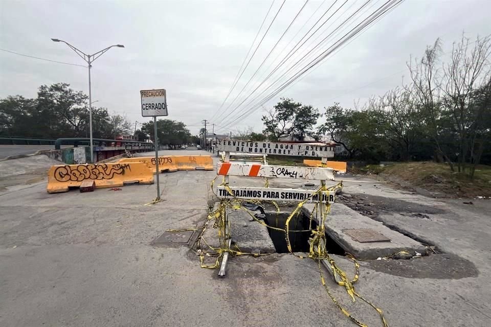  El puente sobre el Arroyo La Talaverna permanece bloqueado con barreras en uno de sus sentidos.