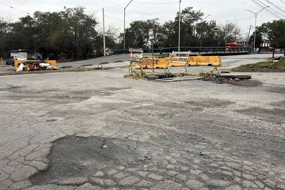  El puente sobre el Arroyo La Talaverna permanece bloqueado con barreras en uno de sus sentidos.