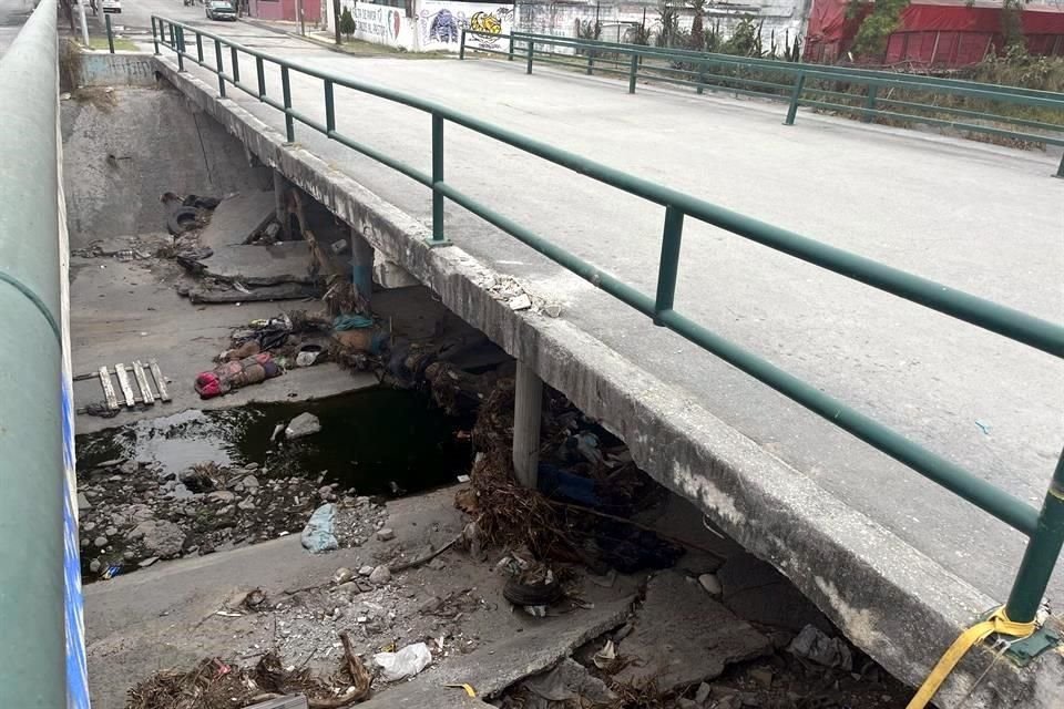  El puente sobre el Arroyo La Talaverna permanece bloqueado con barreras en uno de sus sentidos.