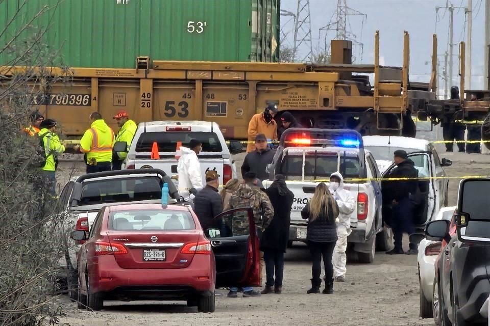 La camioneta Toyota Hilux quedó con el frente destrozado, después del impactarse contra los vagones del tren que circulaban por la vía a Saltillo.