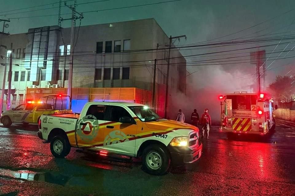 Hasta el lugar acudieron rescatistas, bomberos y paramédicos, quienes auxiliaron al conductor, el cual resultó con lesiones de consideración.