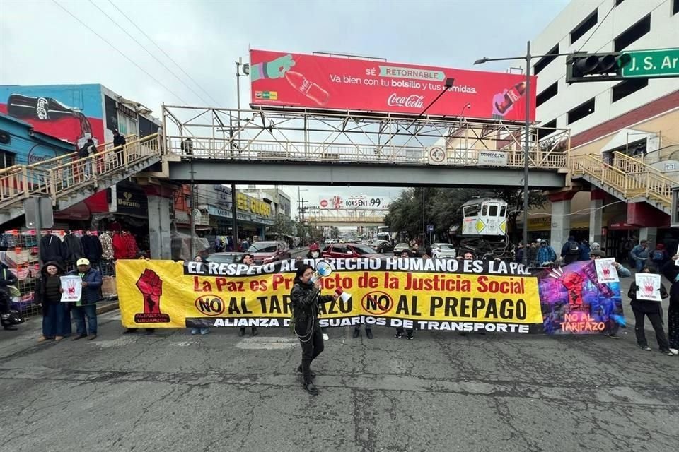 Un grupo de manifestantes bloquea la Avenida Juárez, a la altura del Mercado Juárez, en protesta contra el alza en tarifas del transporte.