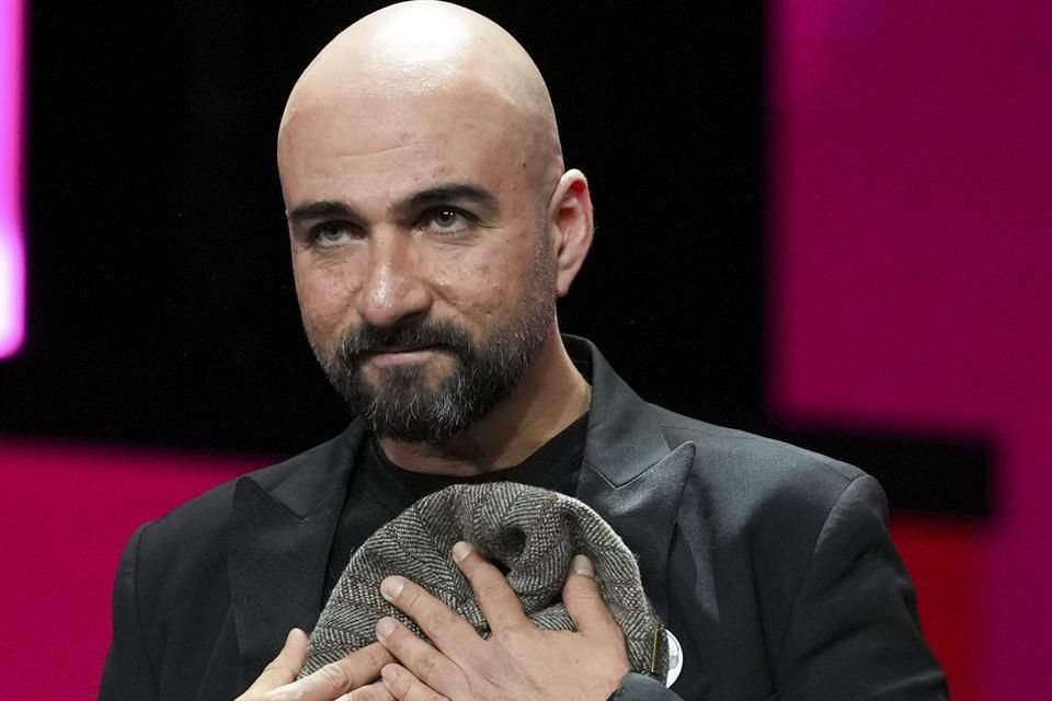 El mexicano Ernesto Martínez Bucio también se llevó a casa el premio a Mejor Ópera Prima por 'El Diablo Fuma'.