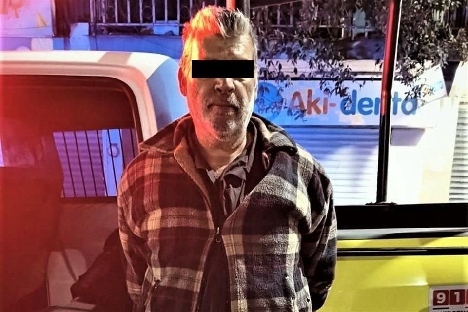 Un hombre es capturado a bordo de un taxi que tomó tras asaltar una tienda de conveniencia; le hallan dosis de droga cristal.