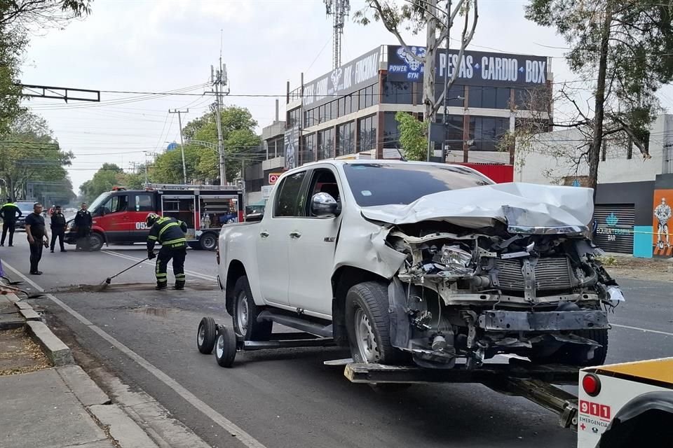 La colisión ocurrió entre un auto color gris y una camioneta tipo pick up blanca.