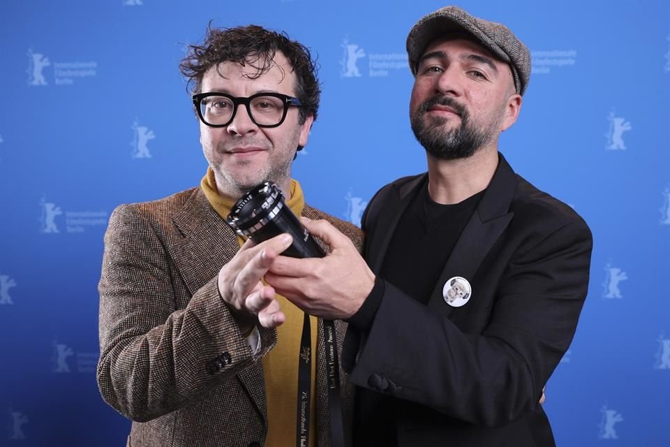 El director mexicano Ernesto Martinez Bucio posó en la gala del Berlinale en compañía de su productor Alejandro Duran.