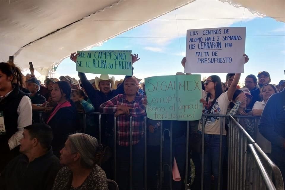 Un grupo de productores protestó con pancartas porque Segalmex fijó en cinco toneladas por familia el máximo de la compra de frijol.