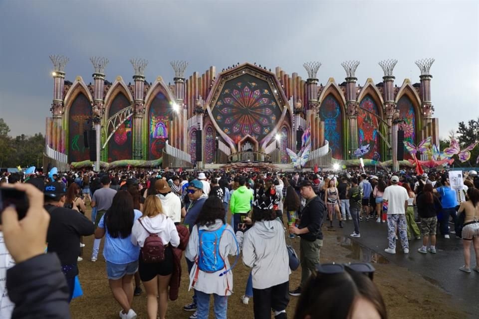 La segunda jornada del EDC comenzó este sábado con miles de asistentes, quienes disfrutaron música y ambiente festivo, a pesar de la lluvia.