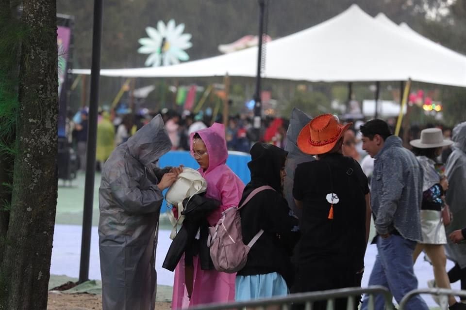 La segunda jornada del Festival Electric Daisy Carnival (EDC) inició con los ánimos caídos debido a una fuerte lluvia.