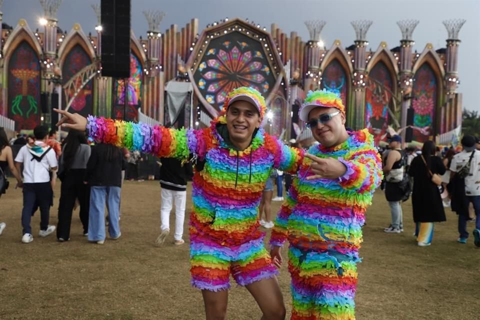 Los colores neón, los disfraces y los carteles con diferentes personajes resaltaban entre la multitud.