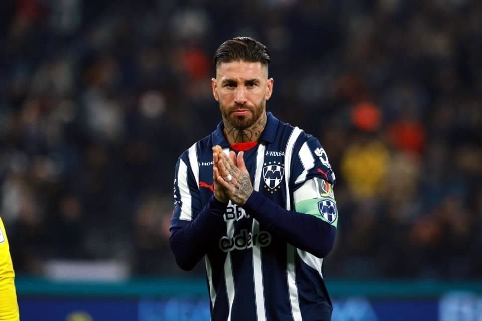 Sergio Ramos debutó con Rayados portando el gafete de capitán.