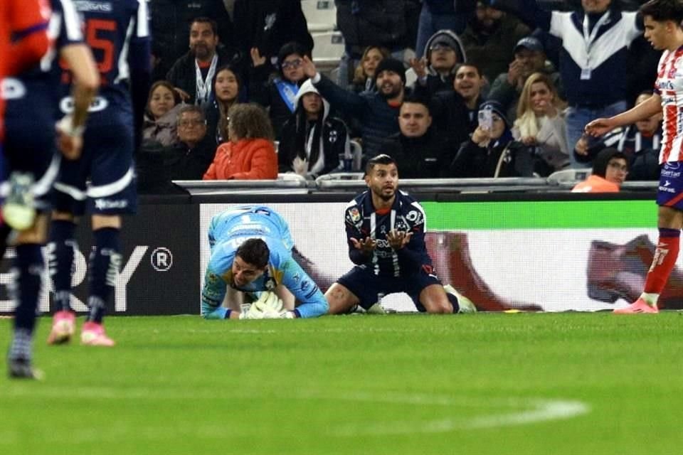 El 'Tecatito' pedía penal en una jugada con el portero rival.