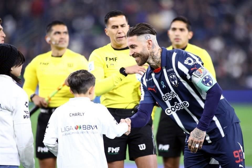 Ramos en su primera aparición en la ceremonia previa del partido.