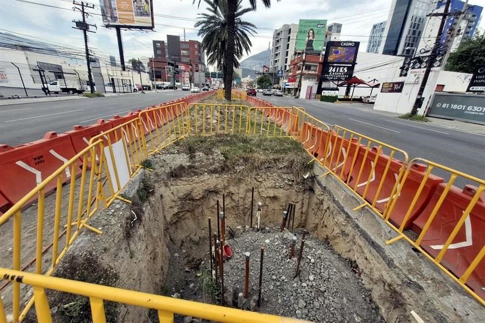 En la obra detenida, hay dos castillos y seis pozos que permanecen sin trabajos en el camellón central, entre la Avenida Constitución y el Bulevar Díaz Ordaz.