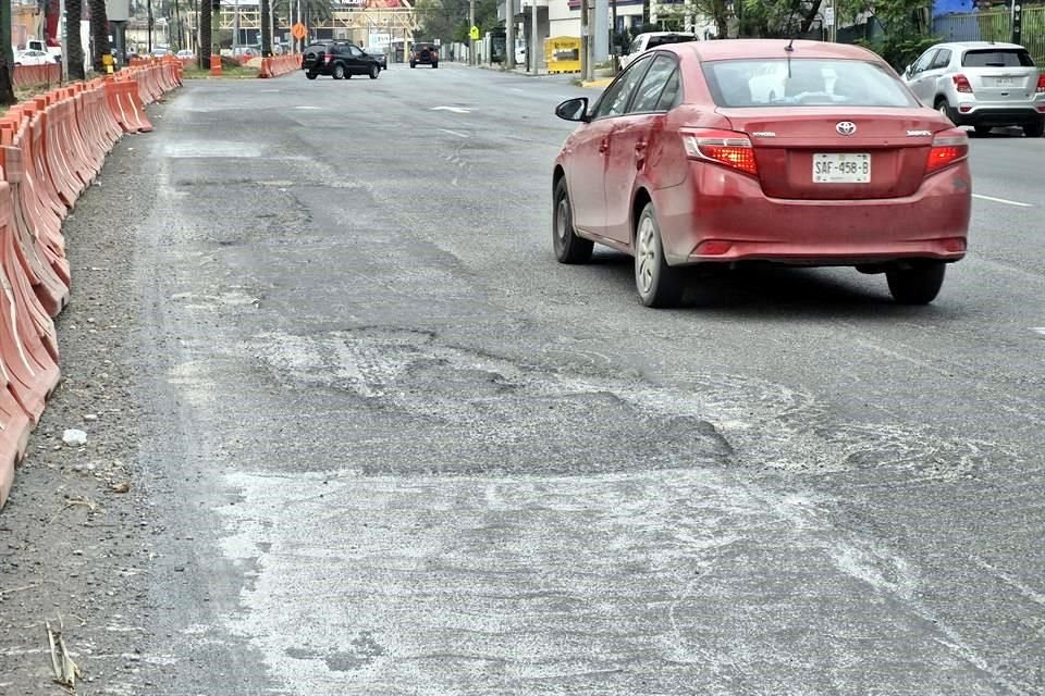 Tras la liberación de carriles, quedaron baches, plastas de concreto y hundimientos.