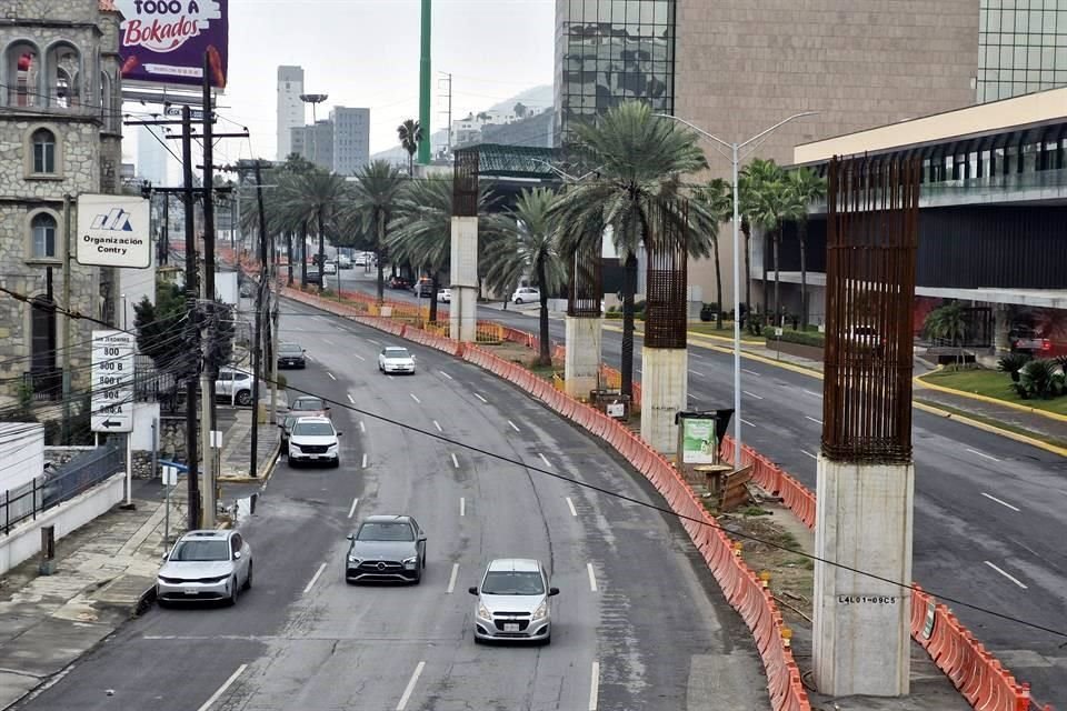 A lo largo de la Avenida San Jerónimo fue abandonada la construcción de columnas para la Línea 4.