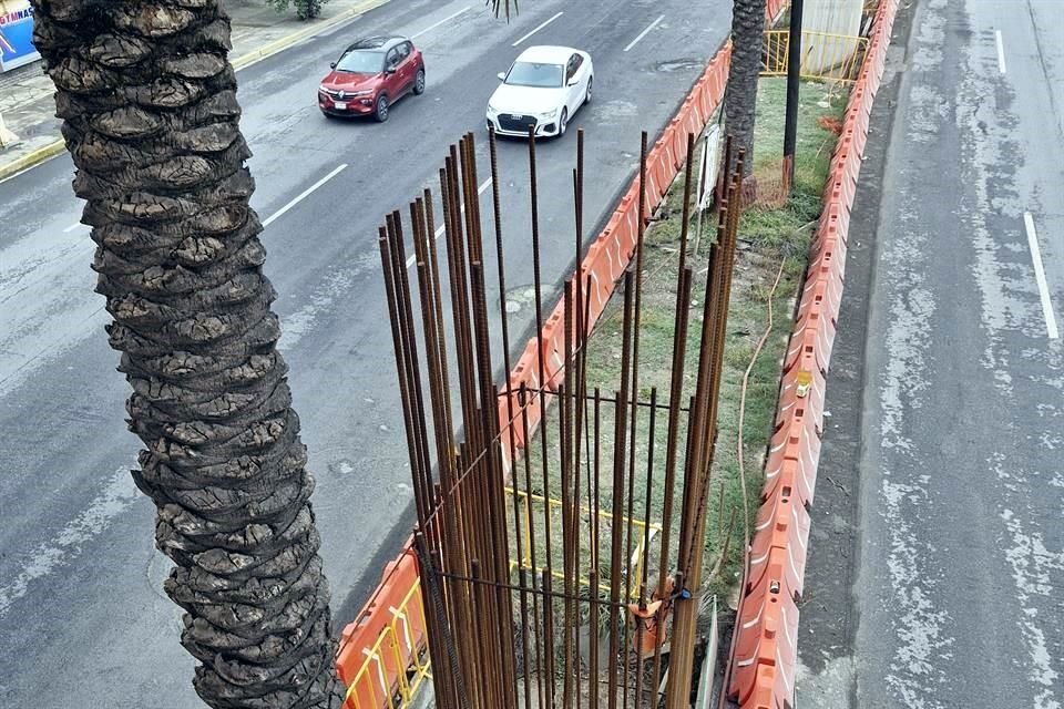 En la obra detenida, hay dos castillos y seis pozos que permanecen sin trabajos en el camellón central, entre la Avenida Constitución y el Bulevar Díaz Ordaz.