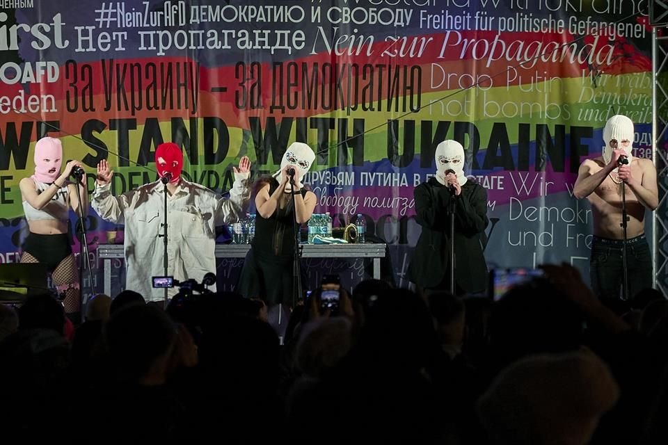 El grupo Pussy Riot se presentó en Berlín en apoyo a Ucrania, rindiendo homenaje a Bucha y Mariúpol antes de elecciones clave en Europa.