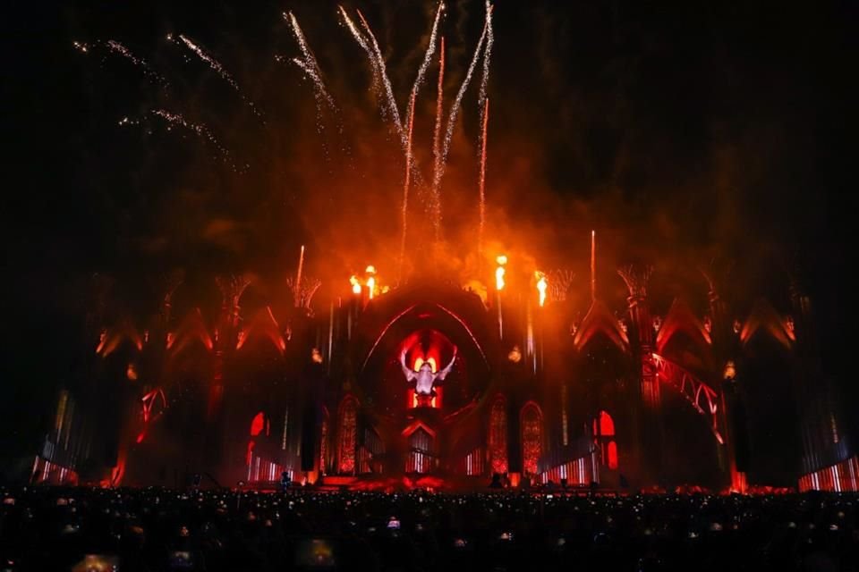 KSHMR deslumbró en el segundo día del EDC México con set lleno de energía, fusionando ritmos y fuegos artificiales ante 113 mil asistentes.