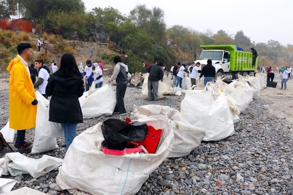  Voluntarios y asociaciones civiles se organizaron para realizar trabajos de limpieza en un tramo del Río Santa Catarina, frente a la Colonia Montenegro. 