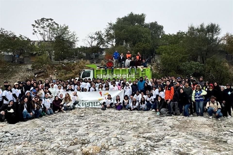  Voluntarios y asociaciones civiles se organizaron para realizar trabajos de limpieza en un tramo del Río Santa Catarina, frente a la Colonia Montenegro. 