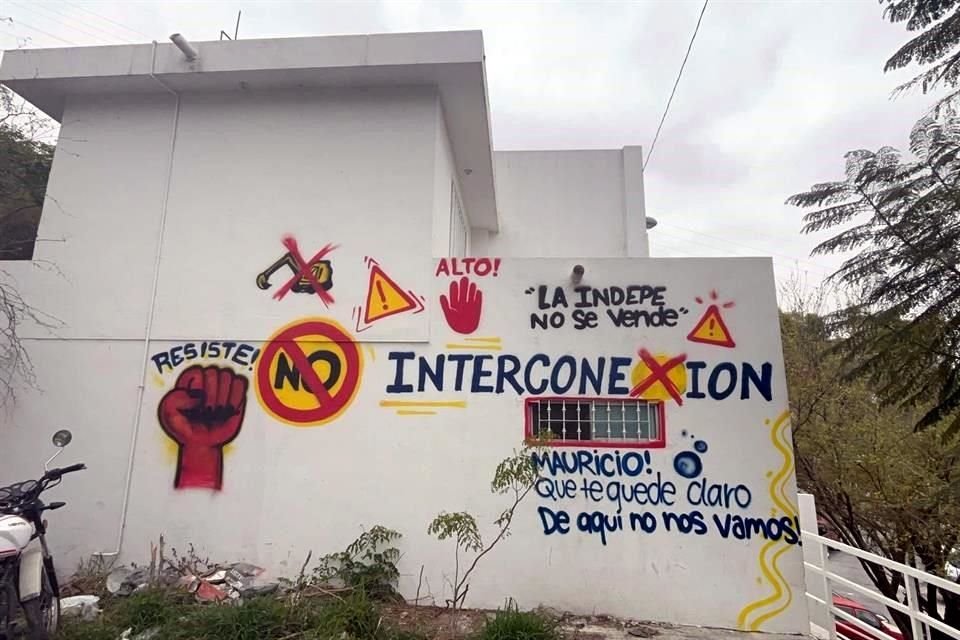  En la Colonia Tanques de Guadalupe, en Monterrey, fue plasmada la advertencia de que los vecinos no se irán.