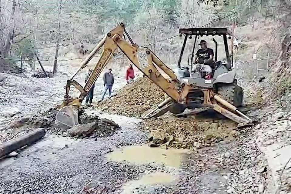  Luego de que vecinos y empresarios reunieron aportaciones, el municipio inició con la reconexión de varios tramos de la carretera que comunica Ciénega de González con Laguna de Sánchez.