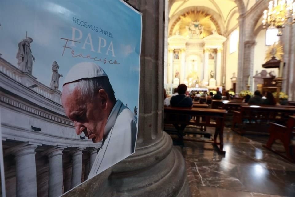 En la Catedral Metropolitana invitan a feligreses a traves de esta pancarta a orar por la salud del Papa Francisco.