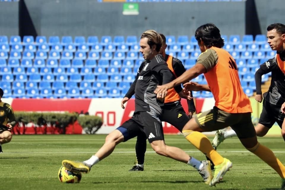 Tigres entrenó la mañana de este domingo en la cancha del Estadio Universitario.