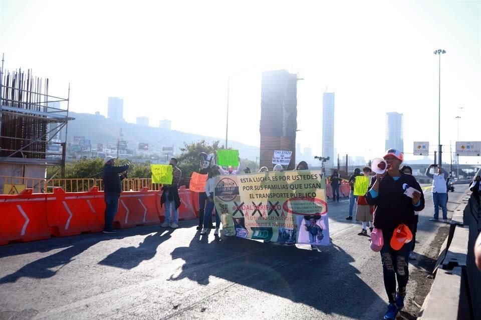 Manifestantes bloquea la Av. Constitución, a la altura de la Plaza de los Compositores, en protesta contra el alza a tarifa del transporte.