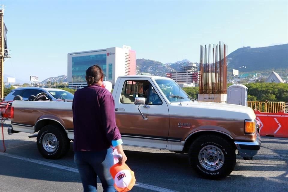 Los conductores se enfrentaron a los manifestantes ante la molestia por el bloqueo.