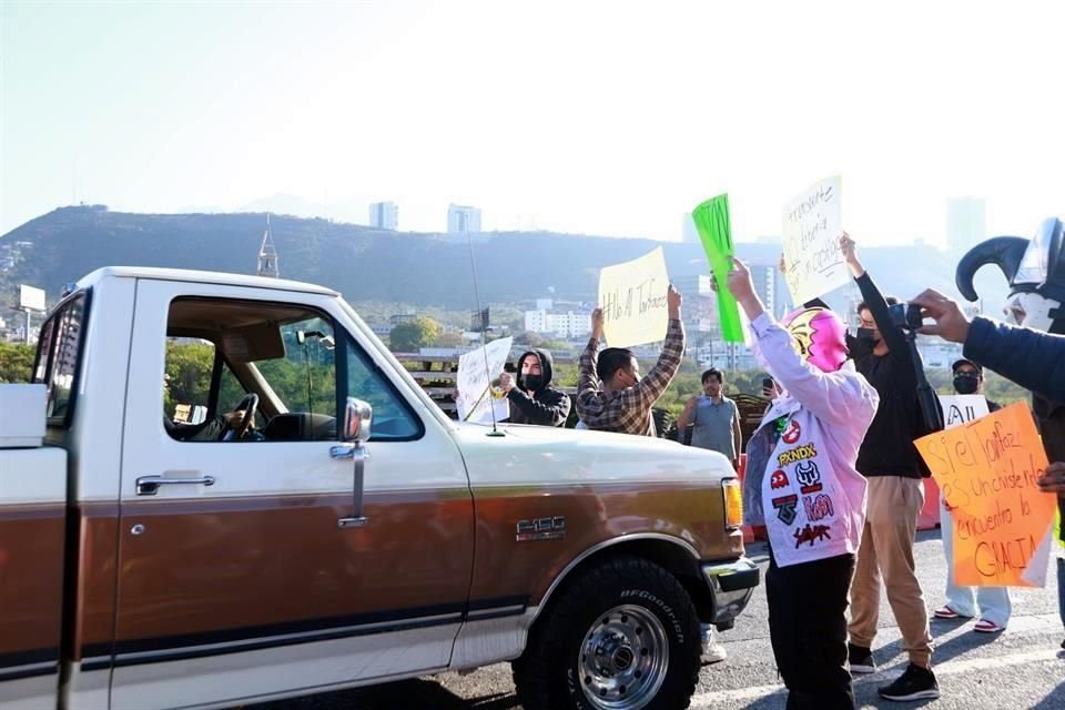 Los manifestantes bloquean el acceso de Constitución hacia el Túnel de la Loma Larga.