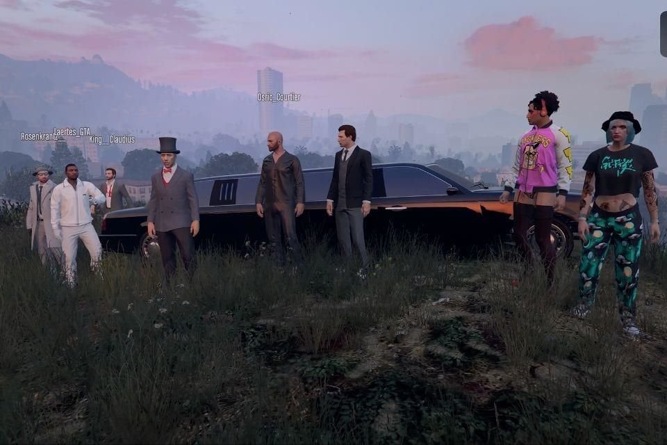 Su escenario es el Vinewood Bowl, anfiteatro de la ciudad ficticia de Los Santos, clave del hiperviolento y caótico videojuego multijugador Grand Theft Auto Online.