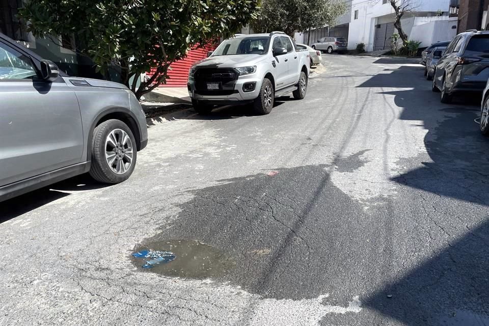 Ya que desde hace unos 20 días han dejado de brotar aguas negras a la superficie, temen que la tubería se haya roto y el agua se esté filtrando al pavimento.