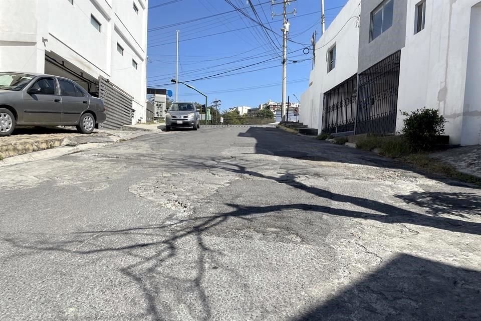 Vecinas comentaron que los hundimientos ya han afectado a quienes viven en esa calle.