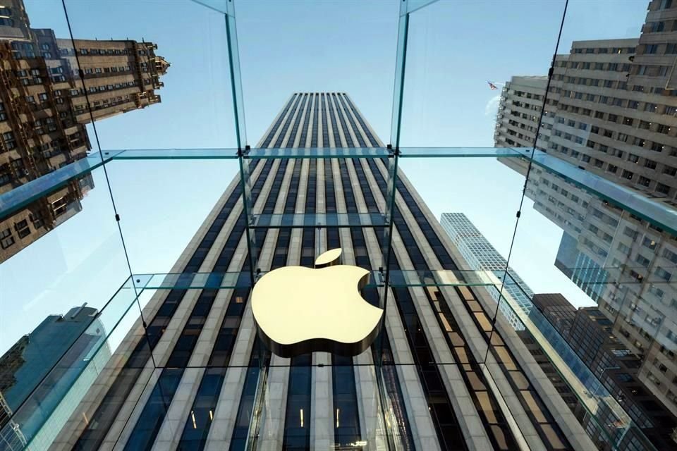 Apple dijo que contratará 20 mil nuevos trabajadores y producirá servidores de inteligencia artificial en Estados Unidos.