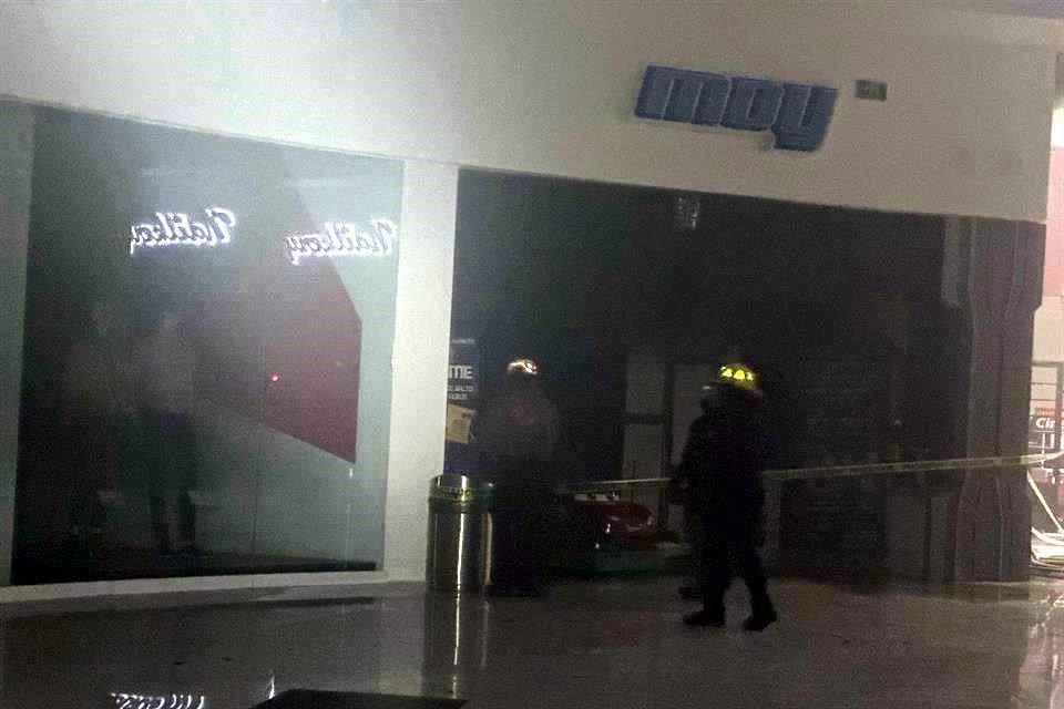 El incendio en un local de videojuegos al interior del Centro Comercial Concordia, en Apodaca, provocó la evacuación de más de 80 personas.