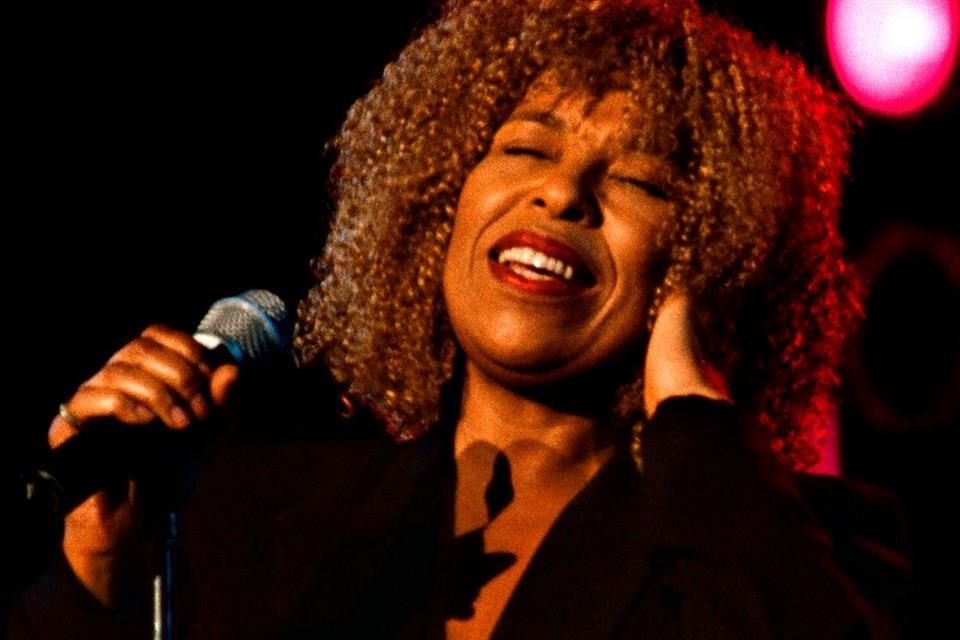 La cantante Roberta Flack, ícono del soul y el R&B, famosa por su rola 'Killing Me Softly with His Song', murió a los 88 años.