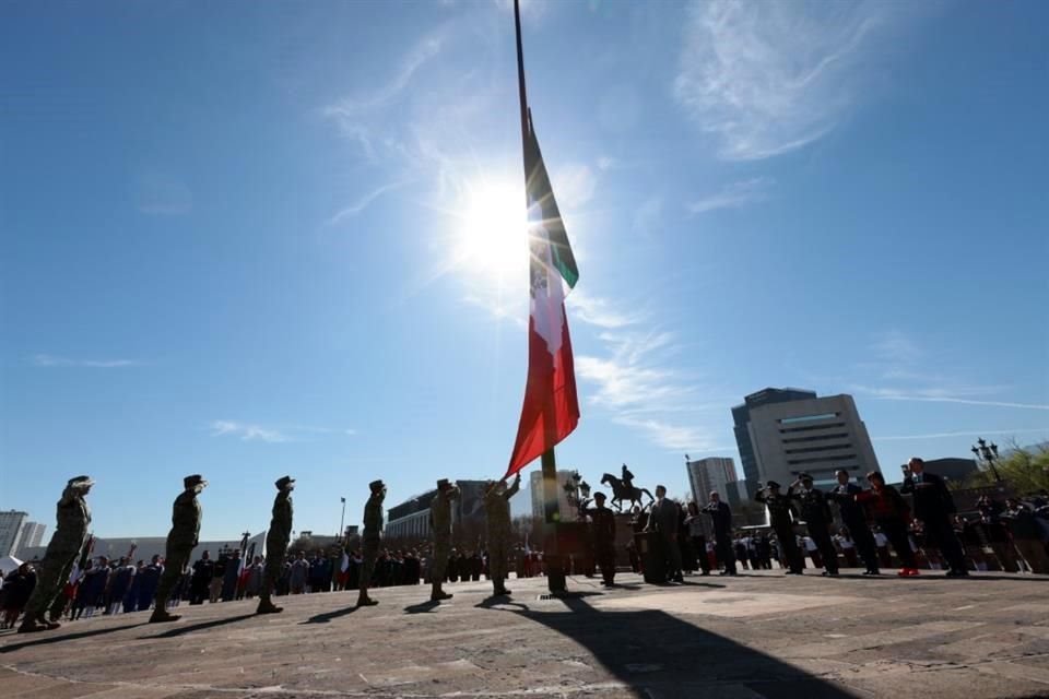 Elementos militares izaron la bandera en conmemoración del lábaro patrio.