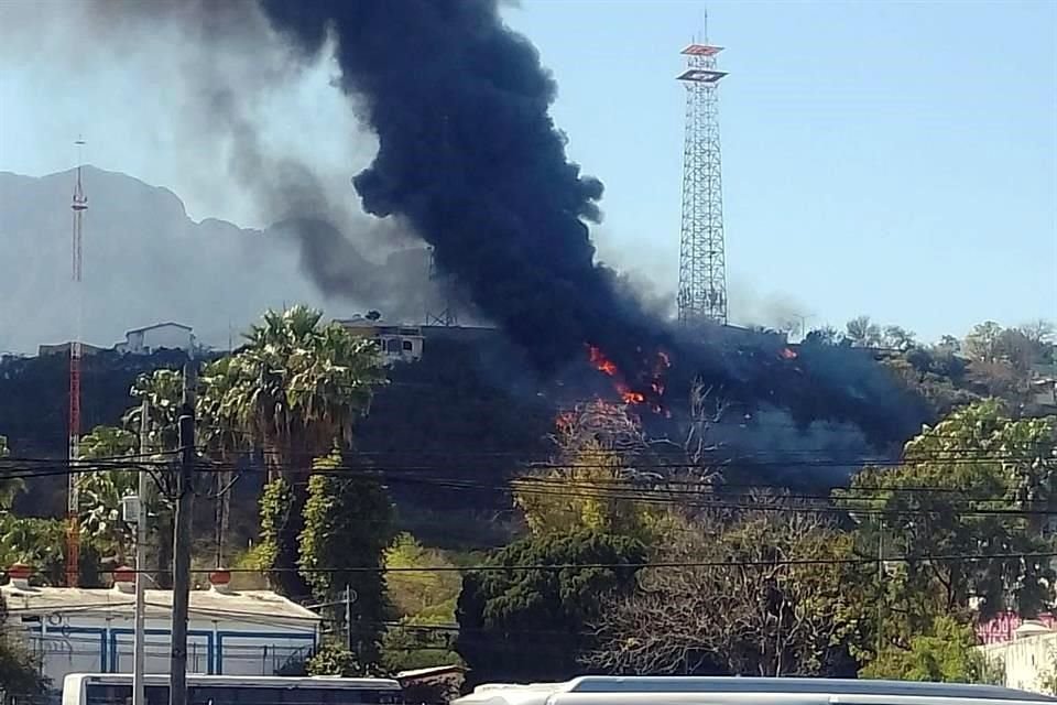 El fuego consume basura y matorrales en el cerro.