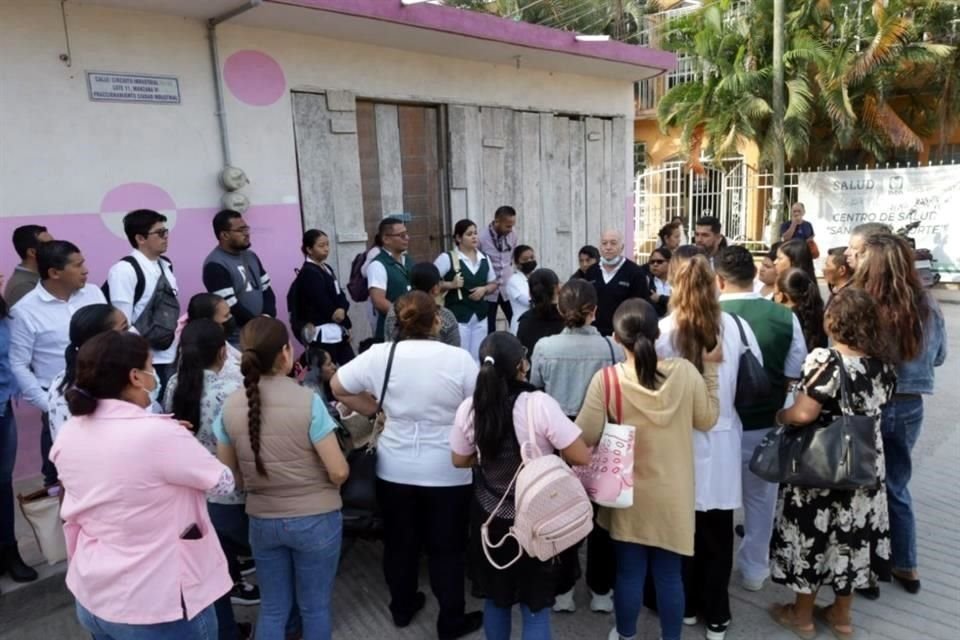 Trabajadores del IMSS-Bienestar y pacientes de una clínica en Chilpancingo esperando saber si podrían entrar a las instalaciones, cerradas luego de que las autoridades no pagaron la renta del lugar.