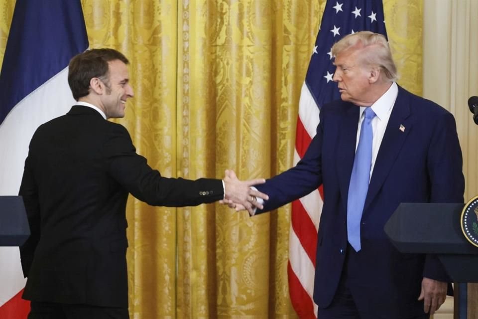 Prezydenci Emmanuel Macron i Donald Trump ściskają sobie dłonie podczas konferencji prasowej w Białym Domu.