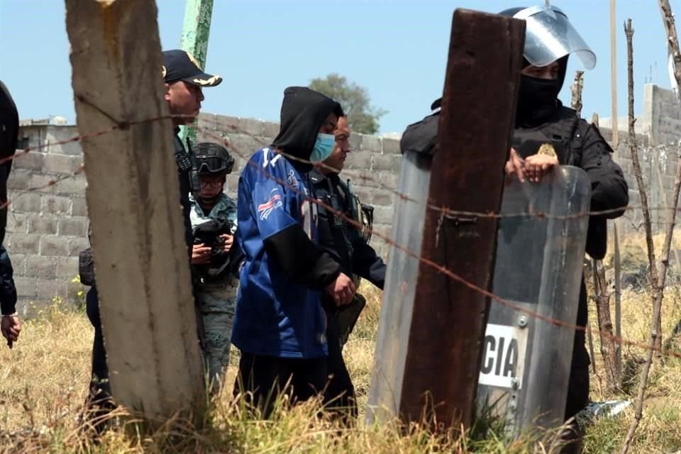 Familiares de Jovany, de 21 años, acudieron al centro de rehabilitación en cuanto supieron del incendio.