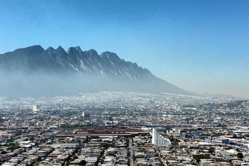 Una capa gris cubrió a la Ciudad a una baja altura, mientras que las estaciones de monitoreo ambiental reportaron una calidad del aire extremadamente mala en PM10.