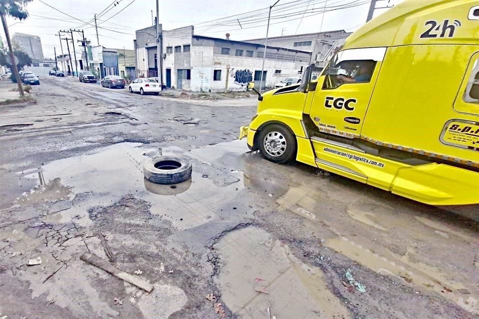 La calle Galeana, en la Colonia del Norte, en Monterrey, parece estar bombardeada por los daños que causan tráileres.