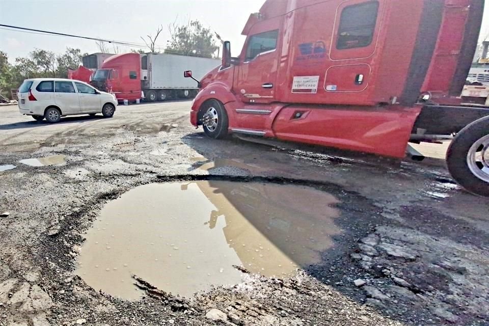 La circulación sin orden de tráileres por la Ciudad no sólo impacta en el tráfico, sino también en el pavimento de las calles.