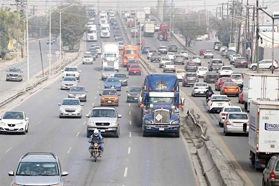 Tráileres evitan el Periférico y el Libramiento y congestionan área metropolitana.