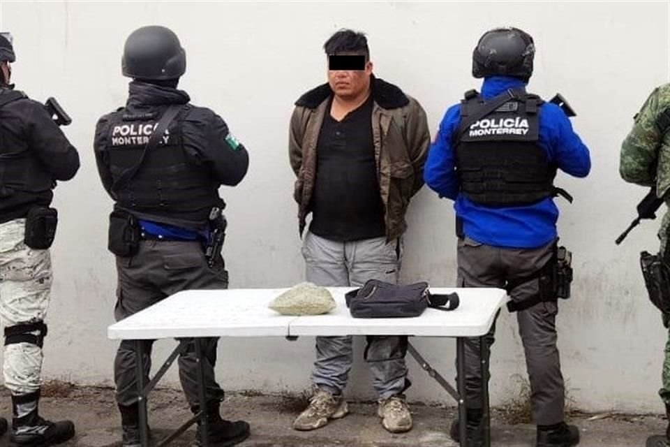 Un presunto narcomenudista que operaba en Mercado de Abastos Estrella es capturado tras intentar huir de la Guardia Nacional en operativo.